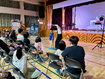 1. 용기를 내어 선생님과 함께 신기한 미디어아트 공연에 직접 참여해 보아요.