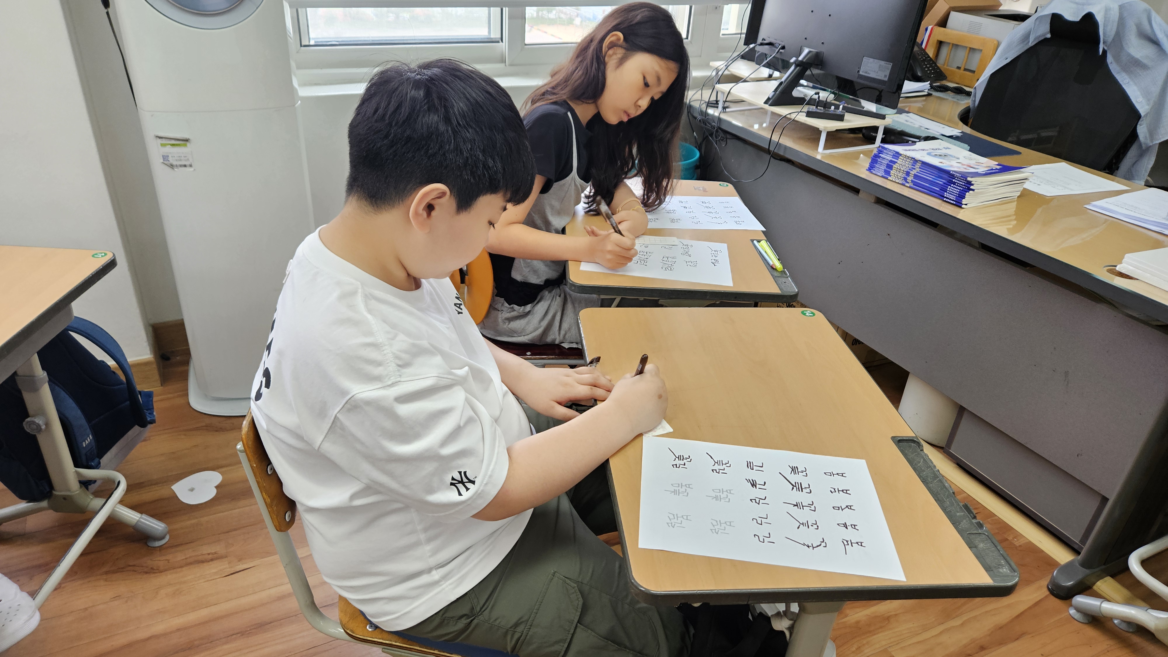 4. 내가 고른 예쁜 시 구절을 엽서 위에 조심조심 적으며 나만의 멋진 작품을 완성해 가요.