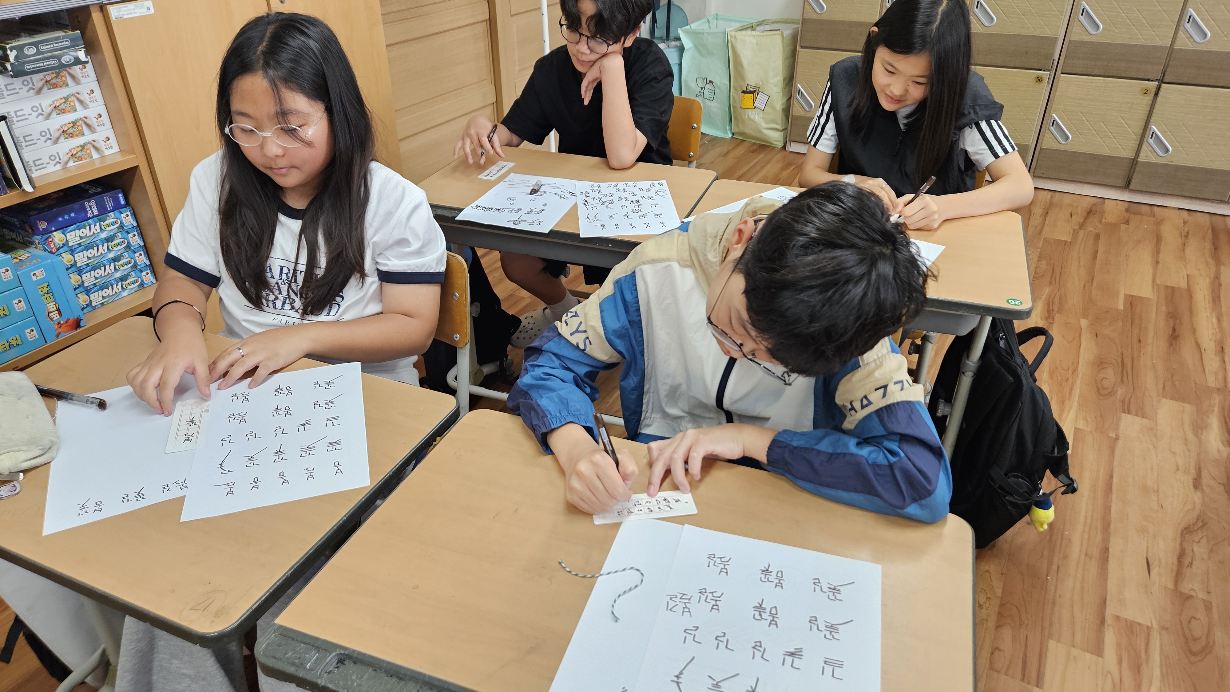 3. 어떤 글씨체로 써볼까 하얀 종이 위에 붓펜을 들고 한 글자씩 집중해서 캘리그라피를 연습해요.