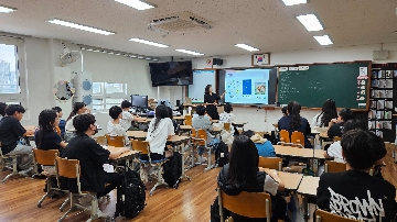 1. 선생님의 재미있는 설명을 들으며 화면 속 아름다운 시 작품들을 진지하게 감상해요.