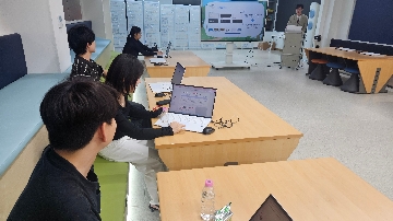 1. 최첨단 미래형 교실 I-RAB에 옹기종기 모여 앉아, 우리 아이들을 위한 인공지능 활용 연수를 진지하게 경청해요.