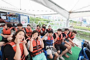 학생들이 구명조끼를 착용하고 수상 안전교육을 받는 모습