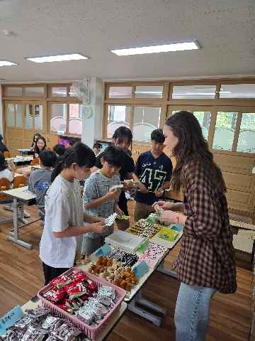 1. 교실에서 신나는 영어 마켓이 펼쳐졌어요.

