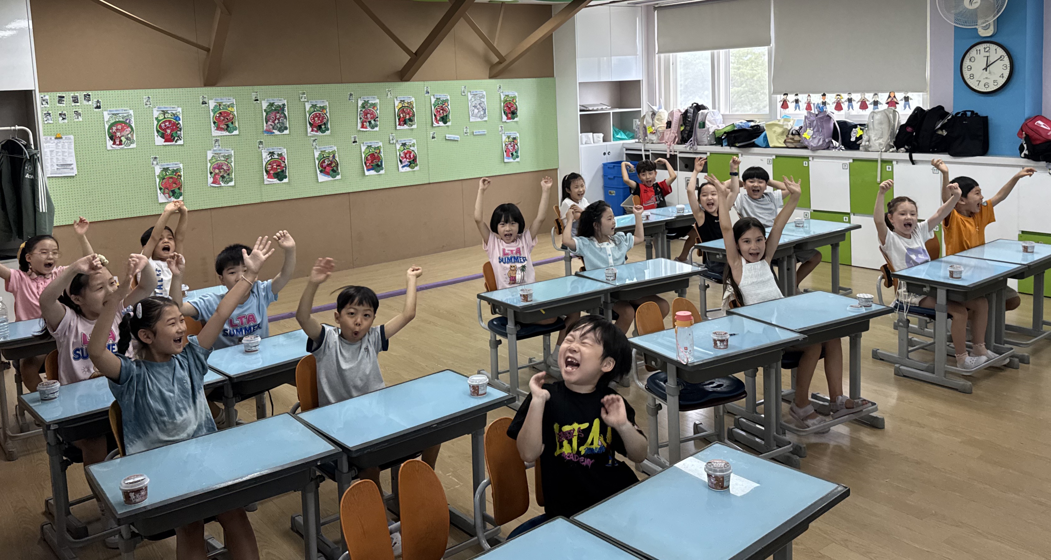 2. 여름방학을 맞이해서 신난 2학년 어린이들이에요.