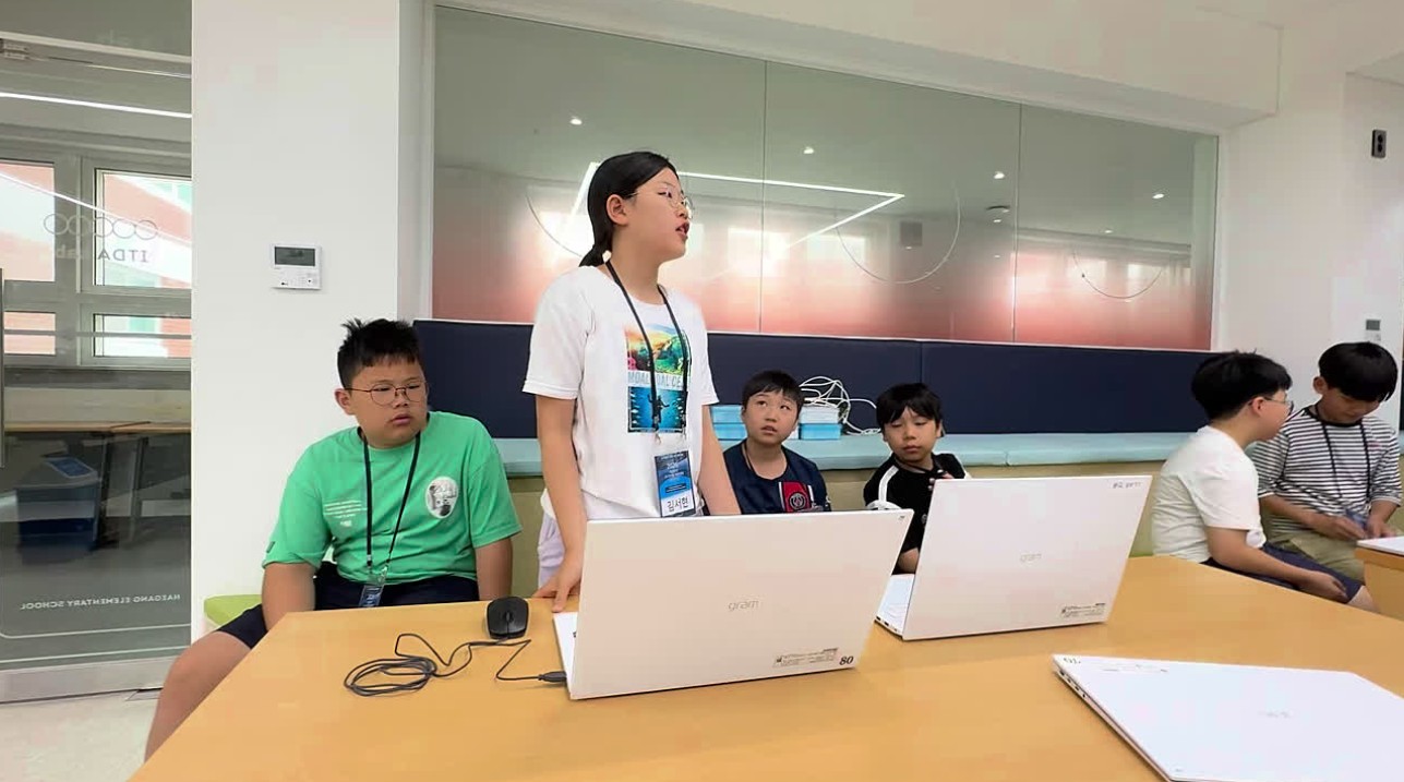 3. 두근두근 해양생태 솔루션 발표회! 우리가 만든 멋진 해결 방법을 친구들 앞에서 씩씩하게 발표해요.
