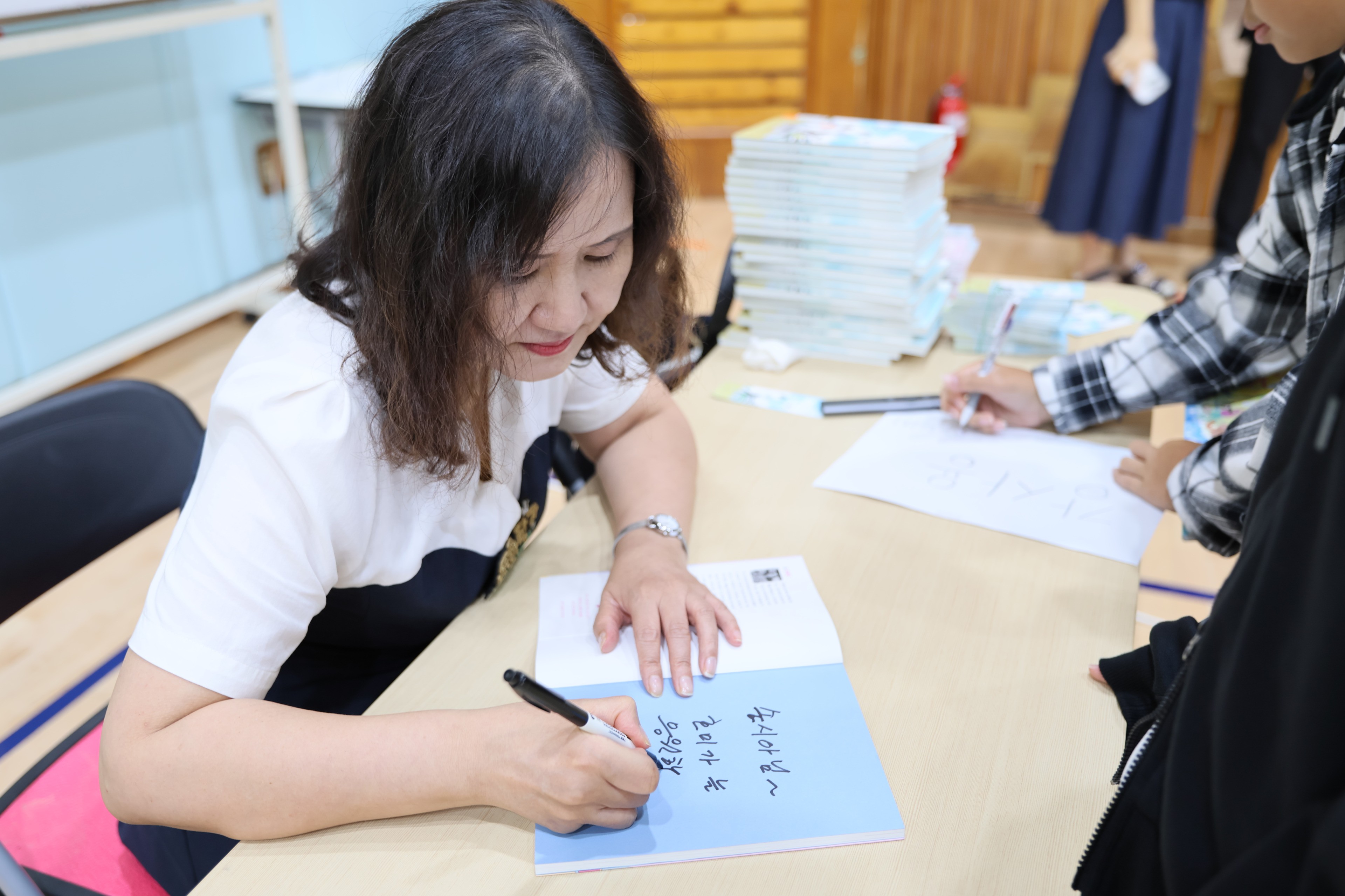 학생들은 작가와의 만남으로 즐겁고 신나는 분위기에서 책과 더욱 가까워지며 독서에 대해 흥미를 느끼며. 행복한 시간을 보냈다.