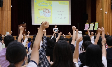 부산 북구 상학초등학교(교장 하승희)는 2026년 9월 16일(수) 2,3교시에 본교 강당에서 4~6학년 학생들을 대상으로 ‘정예란 작가 초청 북토크’행사를 성황리에 개최하였다.
