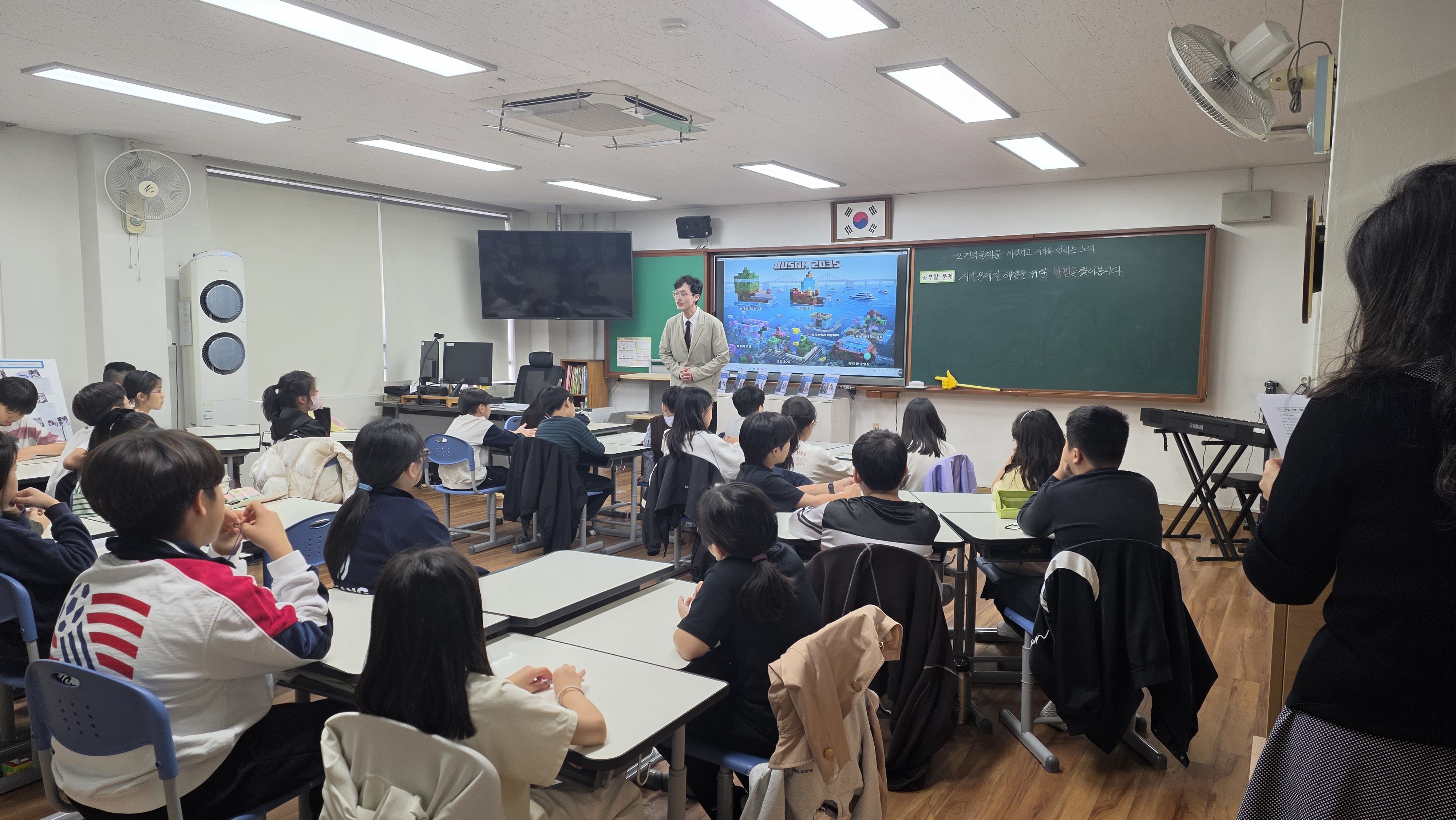 4. 선생님 말씀에 귀 기울이며 지역 문제를 차근차근 해결해요! 생각의 깊이를 더해가는 4학년.