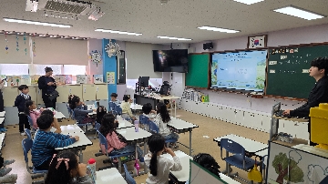 1. 초등학교 첫 공개수업! 엄마, 아빠 앞에서 바른 자세로 멋지게 공부해요.