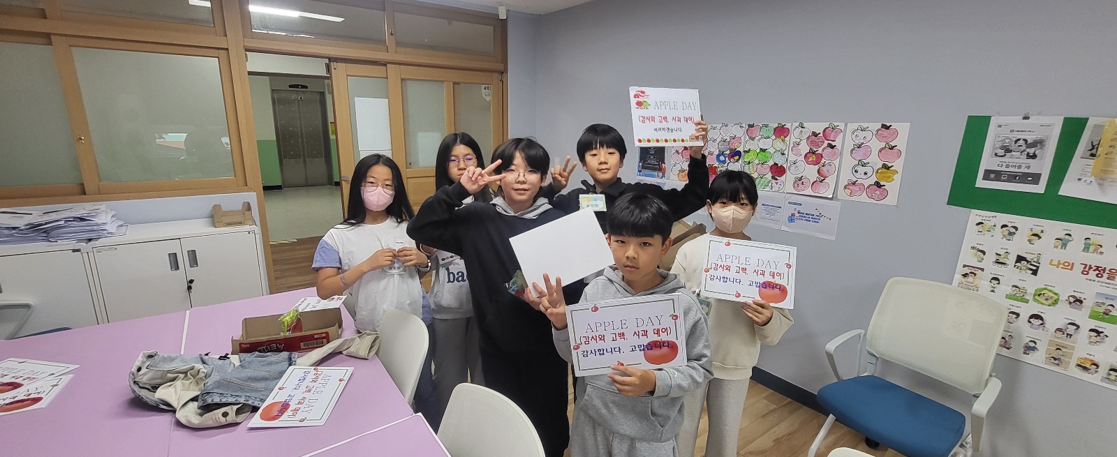 3. 애플엽서를 전달하는 멋진 또래상담자 어린이들이에요!.jpg